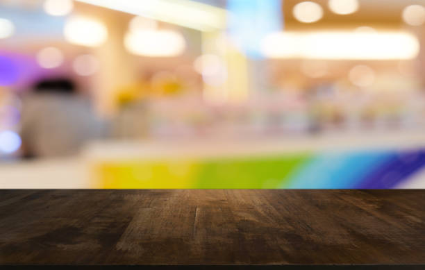 table en bois sombre vide devant fond abstrait bokeh floue du restaurant. peut être utilisé pour l’affichage ou le montage de vos produits. maquette pour l’espace. - table counter top wood isolated photos et images de collection