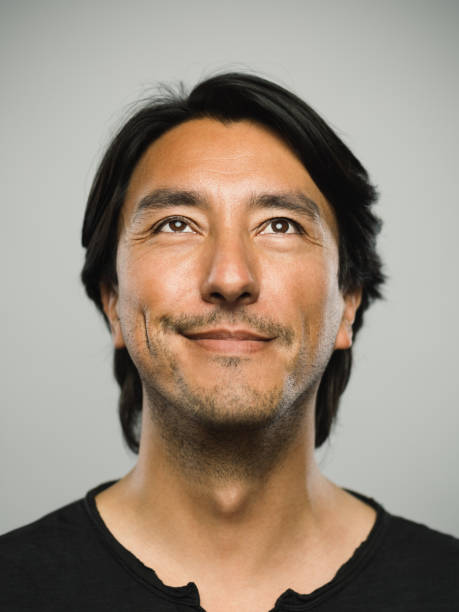 探して幸せな表情で本当にヒスパニック系男性の肖像画 - smirking ストックフォトと画像