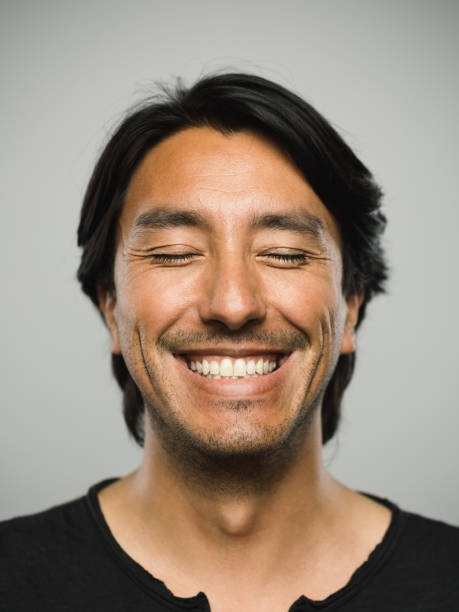 porträt von echten hispanic mann mit glücklichen ausdruck und geschlossenen augen - common men people human face stock-fotos und bilder