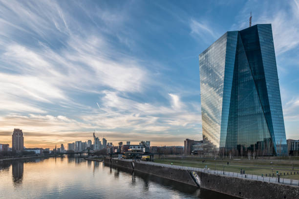 Blick auf die Skyline von Frankfurt mit der Europäischen Zentralbank