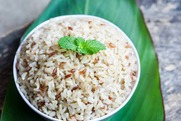 alimentos de arroz marrón saludable cocinado en el tazón - brown rice cooked rice steamed fotografías e imágenes de stock