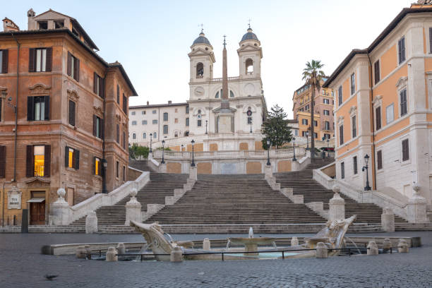 スペイン階段とローマのピアッツァ・ディ・スパーニャの噴水, イタリア - piazza di spagna spanish steps church trinita dei monti ストックフォトと画像