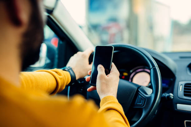 encontrar la ruta más rápida con su teléfono - driving text messaging accident car fotografías e imágenes de stock