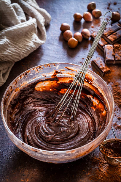 自家製チョコレート生地で満たされたミキシングボウル - nut pastry brownie hazelnut ストックフォトと画像