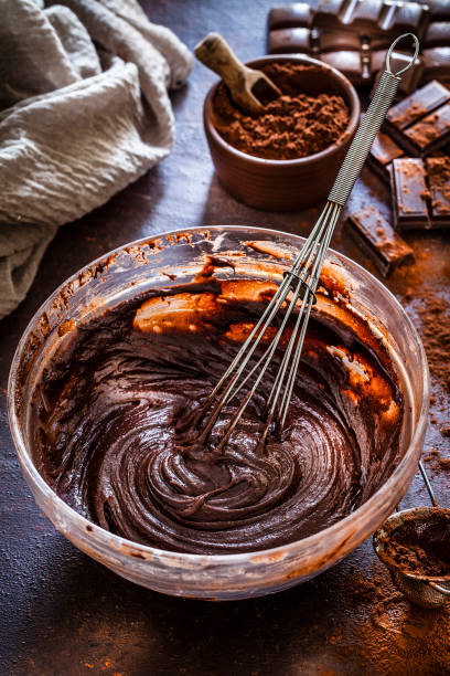 ciotola ripiena di pasta al cioccolato fatta in casa - cake batter foto e immagini stock