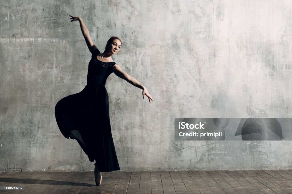 Bailarina Femenina Joven Hermosa Mujer Bailarina De Ballet Vestido Con Traje Profesional Zapatos De Pointe Y Vestido Negro Foto de stock y más banco de imágenes de A la moda - iStock Bailarina Femenina Joven Hermosa Mujer Bailarina De Ballet Vestido Con Traje Profesional Zapatos De Pointe Y Vestido Negro Foto de stock y más banco de imágenes de A la moda - iStock