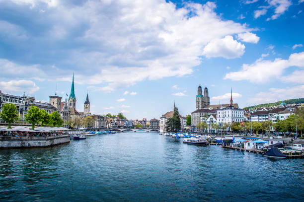 cityscape desde el río limmat en zúrich, suiza - grossmunster cathedral fotografías e imágenes de stock