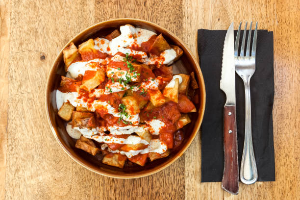 eine schüssel mit papas bravas, gebildet mit kartoffeln, paprika ad knoblauch. typische mahlzeit von tarifa, andalusien, spanien. - patatas bravas stock-fotos und bilder