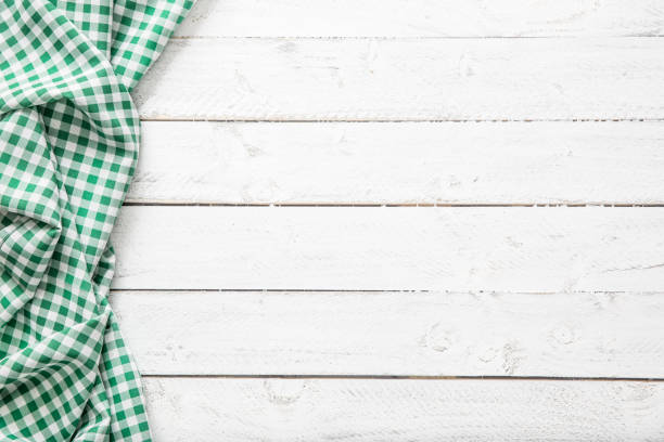nappe de cuisine damier vert sur la table en bois. - plaid textile red cotton photos et images de collection