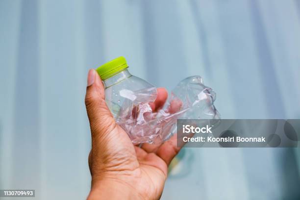 Foto de Homem Segurar A Mão E Esmagamento Garrafa De Plástico e mais fotos de stock de Amarrotado
