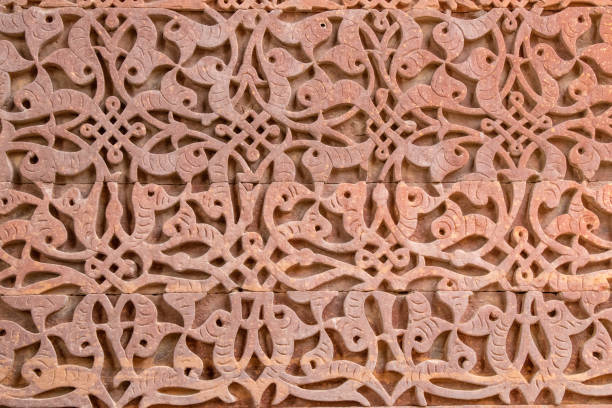 древний узор стены кутуб-минар - india new delhi indian culture pattern стоковые фото и изображения