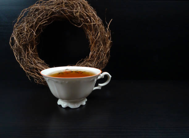 heißen tee tasse porselain tee-blumen mit sackleinen/hessische am hölzernen hintergrund - jasmine tea black tea tea drink stock-fotos und bilder