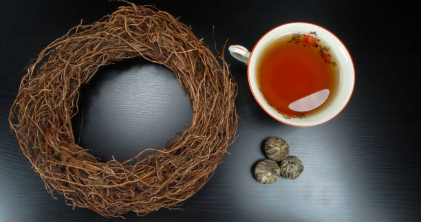 heißen tee tasse porselain mit tee-blumen am hölzernen hintergrund - jasmine tea black tea tea drink stock-fotos und bilder