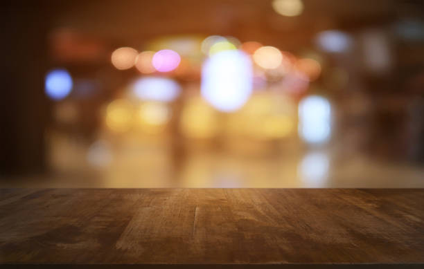 pusty ciemny drewniany stół przed abstrakcyjnym rozmytym tłem bokeh restauracji. może być używany do wyświetlania lub montażu produktów. makieta dla miejsca. - vehicle interior restaurant bar bar counter zdjęcia i obrazy z banku zdjęć