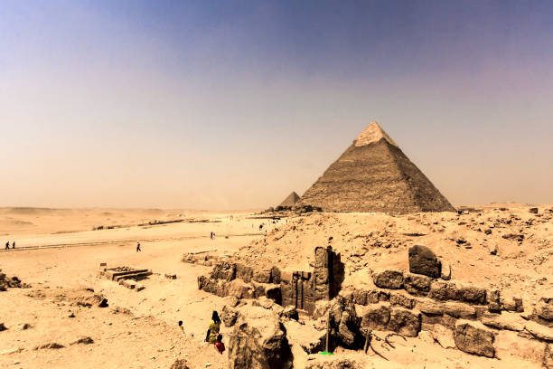 the pyramid - pyramid of mycerinus imagens e fotografias de stock