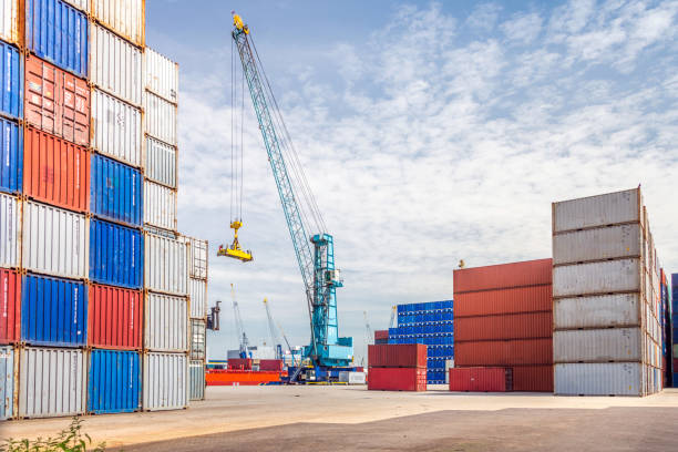 containerhafen mit kran, rotterdam, holland - hafen containerterminal stock-fotos und bilder