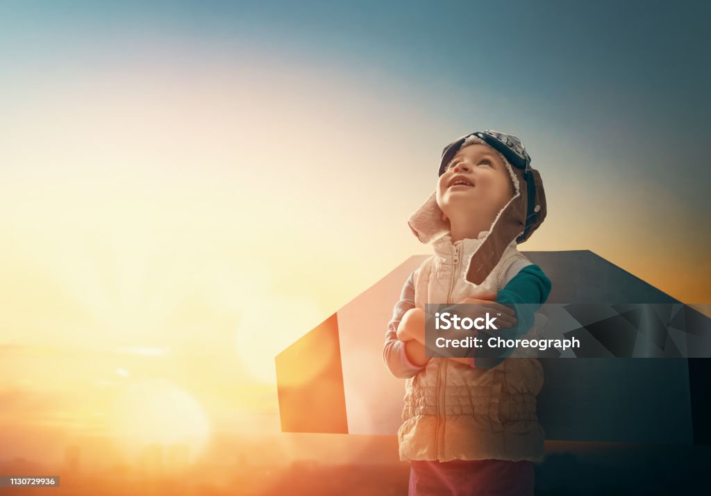 fille dans un costume d'astronaute - Photo de Enfant libre de droits