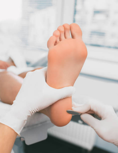 podologue prenant soin de pied femelle, close-up - podiatrist podiatry pedicure chiropodist photos et images de collection