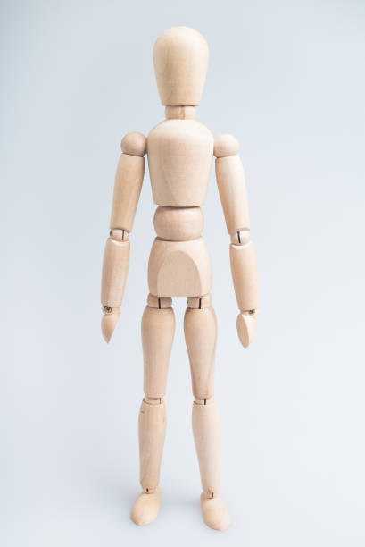 figure d'homme de woodem isolé - wooden mannequin photos et images de collection