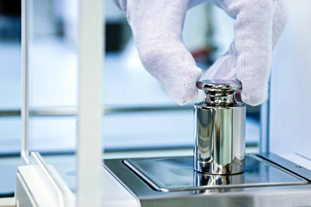 Oak weight on an analysis scale in the lab Calibration weight on an analytical balance in the laboratory kilogram stock pictures, royalty-free photos & images