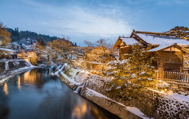 mirador de la nieve del pueblo atardecer crepúsculo en la ciudad de takayama y agua corriente, japón - prefectura de nagano fotografías e imágenes de stock