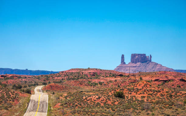 On the road to Monument Valley On the road to Monument Valley, USA single yellow line sunlight usa utah stock pictures, royalty-free photos & images