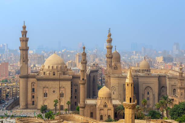 luftaufnahme der stadt kairo von der stadt kairo mit al sultan hassan und al rifai moscheen, kairo, ägypten - cairo egypt mosque minaret stock-fotos und bilder