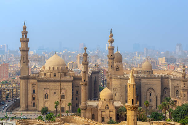vista aérea de la ciudad de el cairo desde la ciudadela de el cairo con al sultan hassan y al rifai mezquitas, el cairo, egipto - cairo egypt mosque minaret fotografías e imágenes de stock