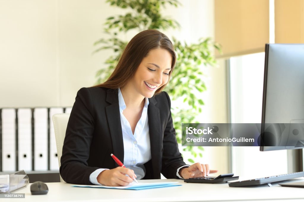 Happy Office werknemer berekenen en schrijven begroting - Royalty-free Kantoor Stockfoto