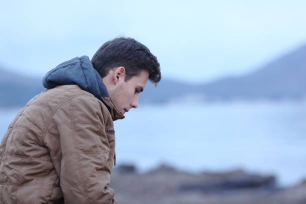 homme triste en hiver sur la plage se plaignant - depression teenager sadness men photos et images de collection