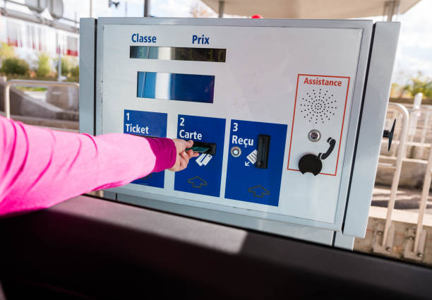 femme au péage sur l'autoroute - péage photos et images de collection