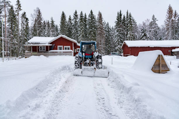 stary niebieski fordson dexta ciągnik orki śnieg - plowed road zdjęcia i obrazy z banku zdjęć