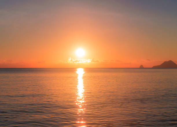 sunset over diamond rock sur la martinique - grande anse des salines beach photos et images de collection