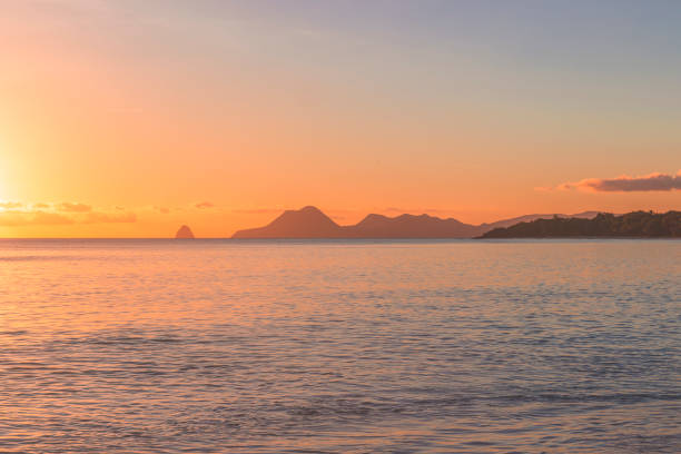 coucher de soleil à la grande anse des salines sur la martinique - grande anse des salines beach photos et images de collection