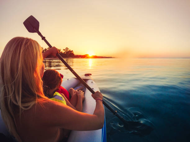 kayaking on the sea at sunset with child - family kayaking kayak canoeing imagens e fotografias de stock