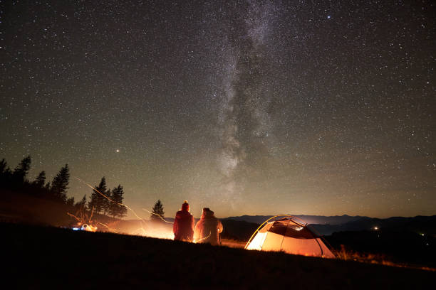 camping de nuit d'été dans les montagnes sous le ciel étoilé de nuit - camping family tent couple photos et images de collection