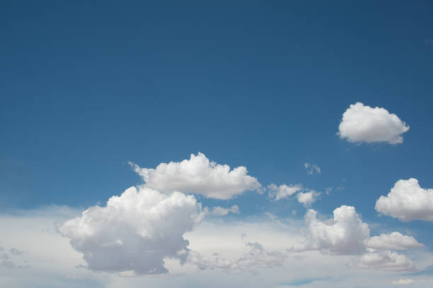 flauschige wolken und blauer himmel - new mexico landscape sky ethereal stock-fotos und bilder