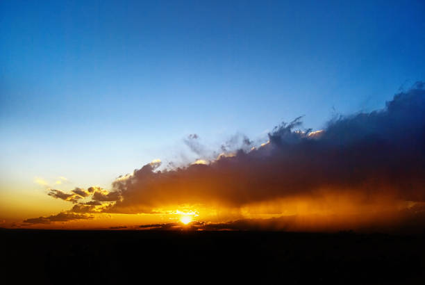 暗い乱流嵐不吉雲 - new mexico landscape sky ethereal ストックフォトと画像