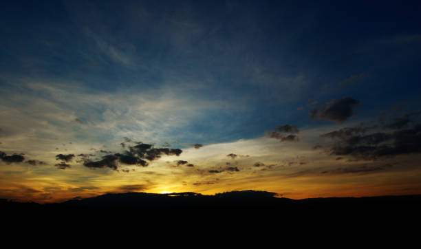 dunkle turbulente wolken - new mexico landscape sky ethereal stock-fotos und bilder