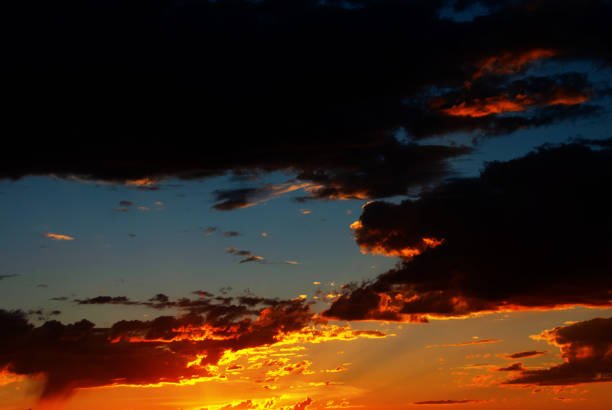 dunkle turbulente wolken - new mexico landscape sky ethereal stock-fotos und bilder