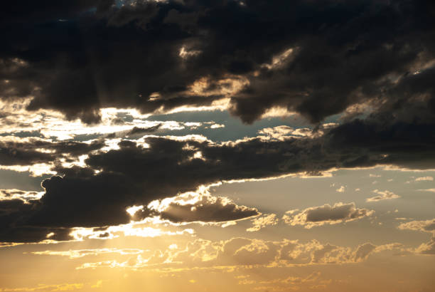 dunkle turbulente wolken - new mexico landscape sky ethereal stock-fotos und bilder