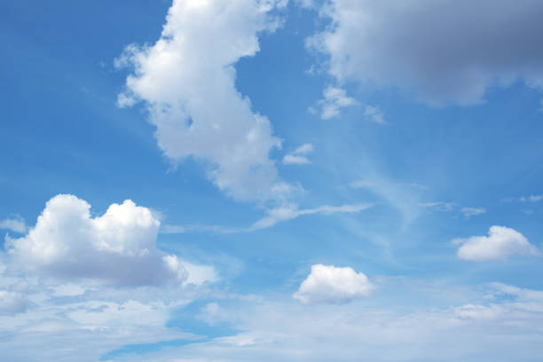 flauschige wolken und blauer himmel - new mexico landscape sky ethereal stock-fotos und bilder