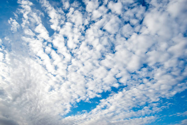 flauschige wolken und blauer himmel - new mexico landscape sky ethereal stock-fotos und bilder