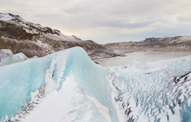 solheimajokull glacier (sólheimajökull) dans le sud de l'islande est populaire auprès des grimpeurs de glace et un lieu touristique populaire en raison de sa taille et la facilité d'accès relative. - facilité daccès photos photos et images de collection