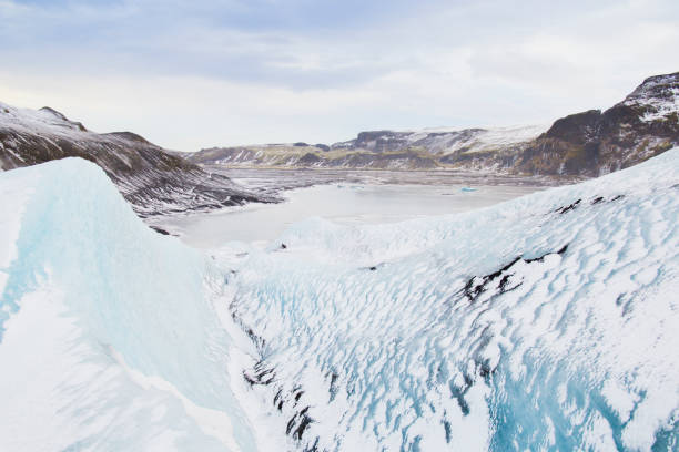 solheimajokull glacier (sólheimajökull) dans le sud de l'islande est populaire auprès des grimpeurs de glace et un lieu touristique populaire en raison de sa taille et la facilité d'accès relative. - facilité daccès photos photos et images de collection