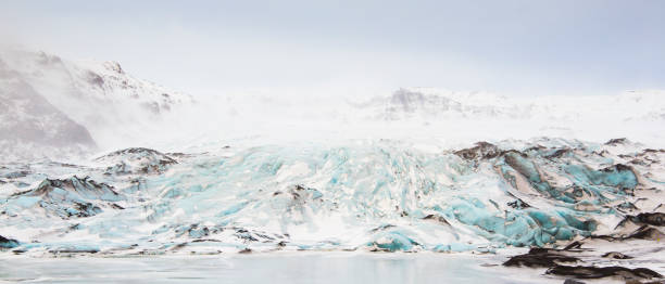 solheimajokull glacier (sólheimajökull) dans le sud de l'islande est populaire auprès des grimpeurs de glace et un lieu touristique populaire en raison de sa taille et la facilité d'accès relative. - facilité daccès photos photos et images de collection