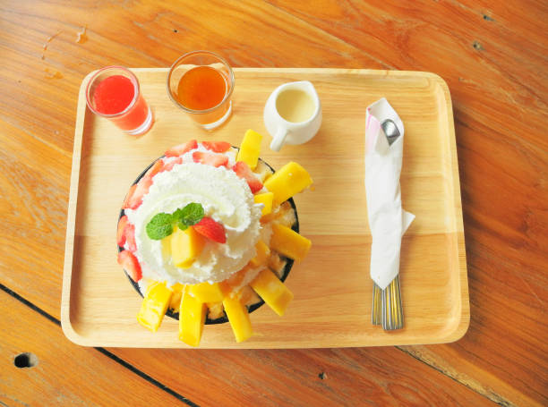 Fresh strawberry and mango Bing su.