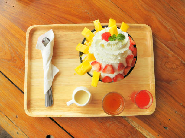 Fresh strawberry and mango Bing su.