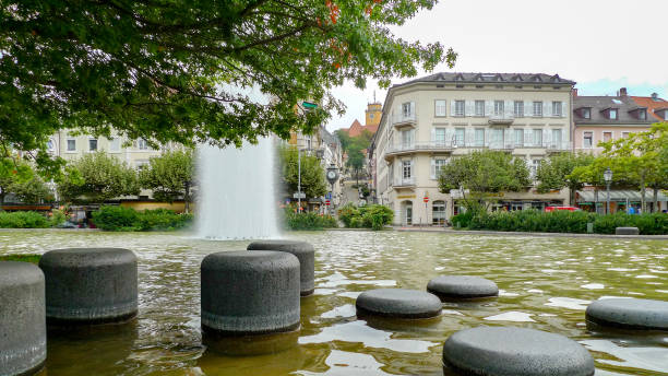 парк на площади августаплац в баден-бадене, германия. - baden baden green street fountain стоковые фото и изображения
