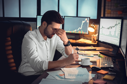 Comerciante frustrado deprimido cansado de exceso de trabajo o estresado por la bancarrota photo